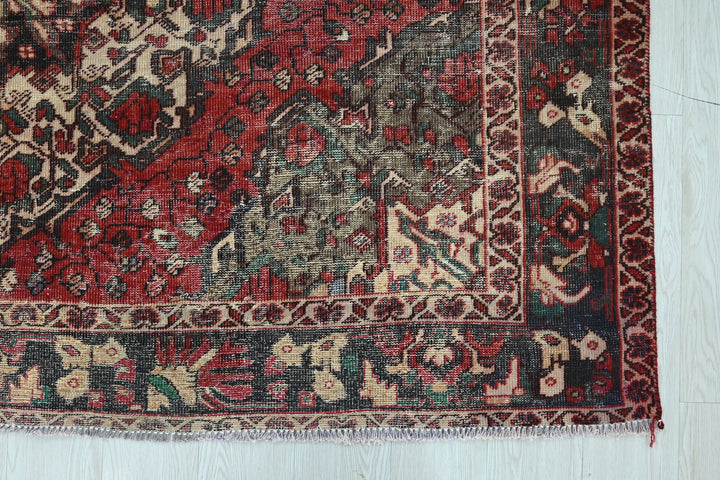 red Large rug 6' 9" x 9' 9"
