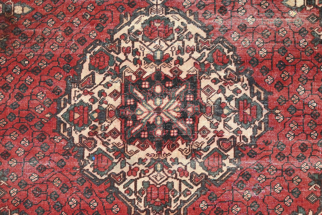 red Large rug 6' 9" x 9' 9"