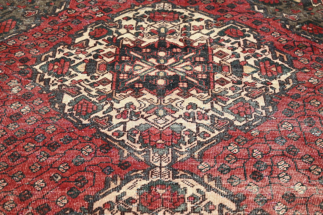 red Large rug 6' 9" x 9' 9"