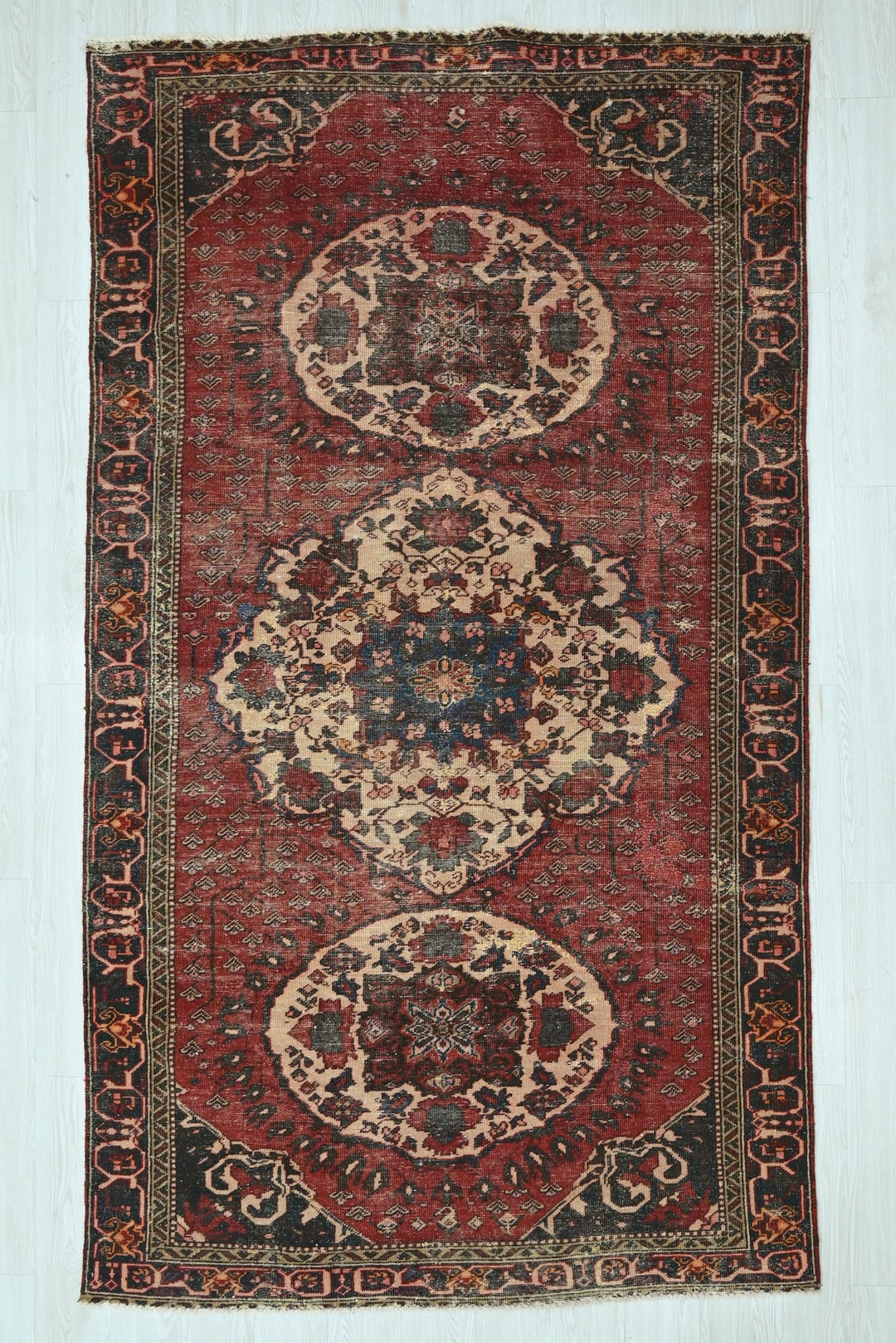 red Large rug 4' 11" x 9' 8"