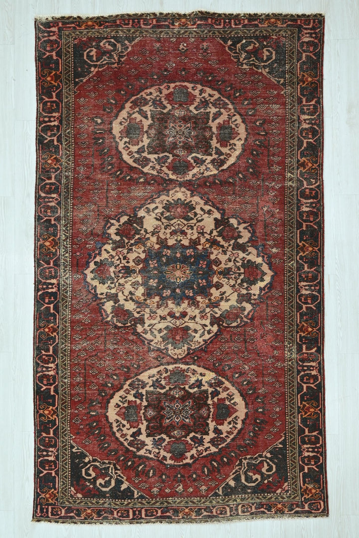 red Large rug 4' 11" x 9' 8"