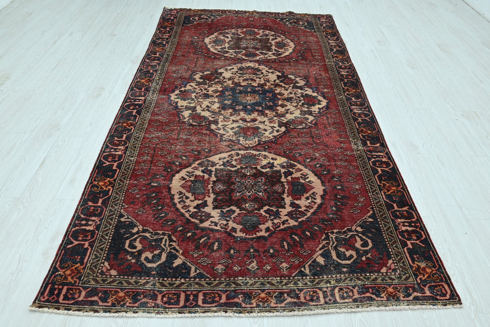 red Large rug 4' 11" x 9' 8"