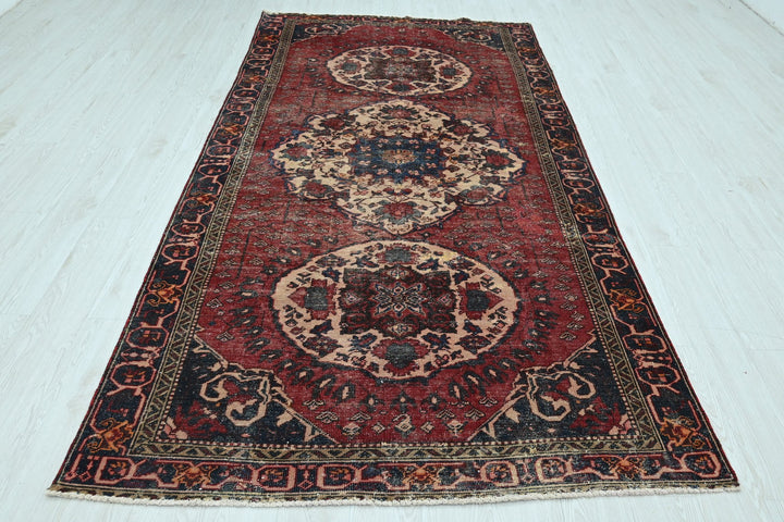 red Large rug 4' 11" x 9' 8"