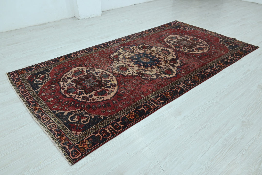 red Large rug 4' 11" x 9' 8"