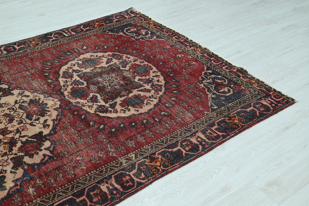 red Large rug 4' 11" x 9' 8"
