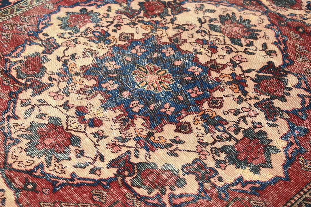 red Large rug 4' 11" x 9' 8"