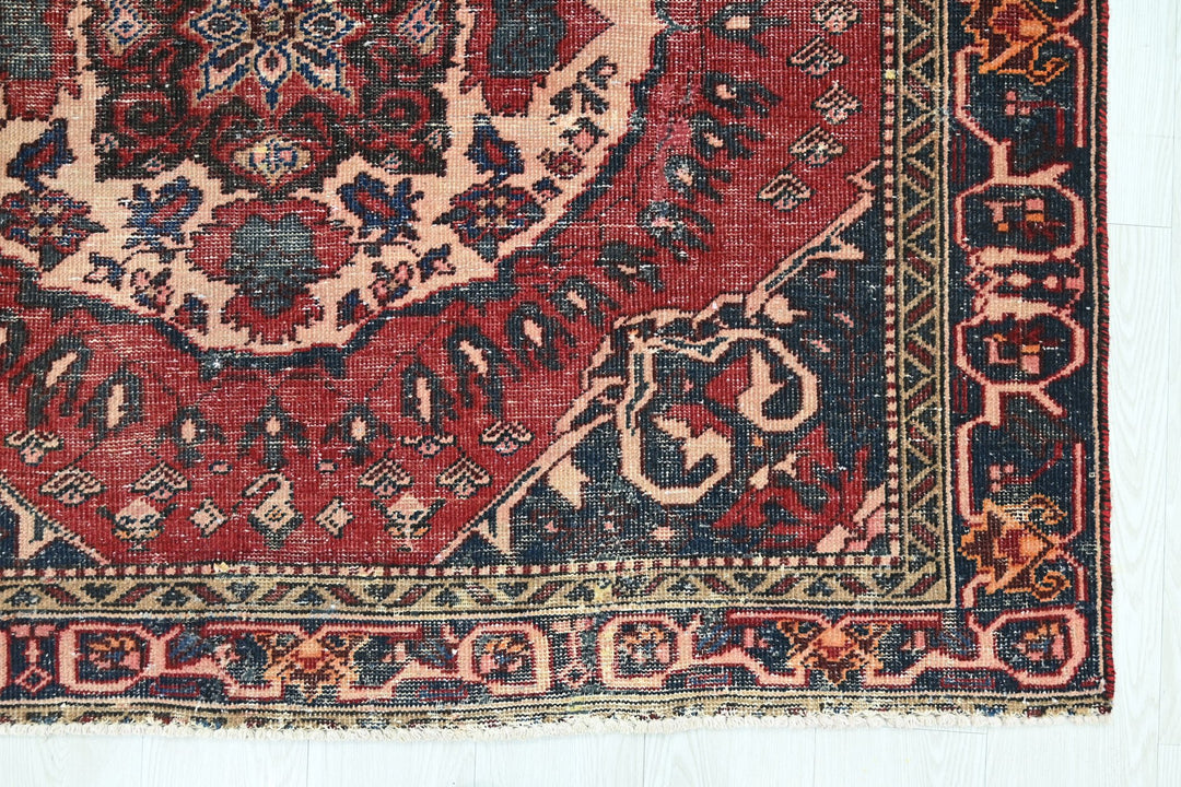 red Large rug 4' 11" x 9' 8"