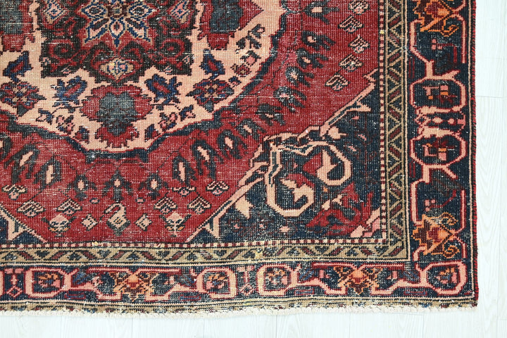 red Large rug 4' 11" x 9' 8"