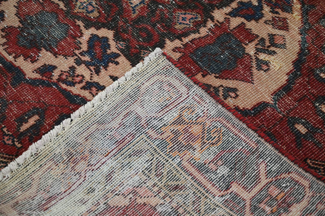 red Large rug 4' 11" x 9' 8"