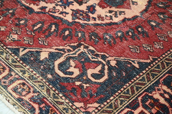 red Large rug 4' 11" x 9' 8"