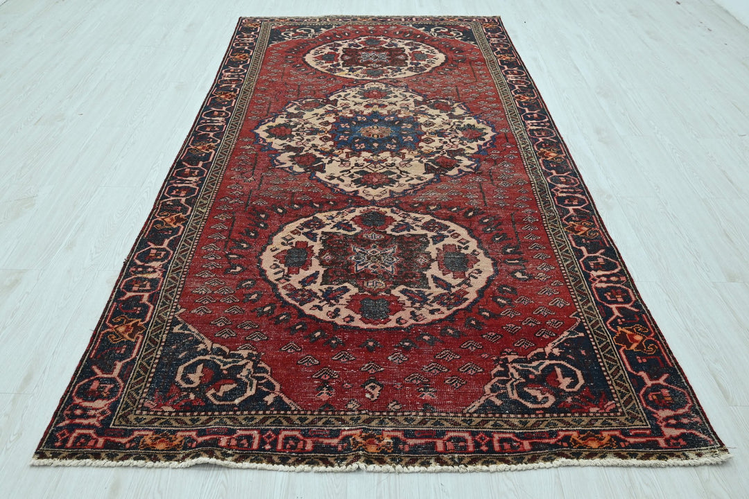red Large rug 4' 11" x 9' 8"
