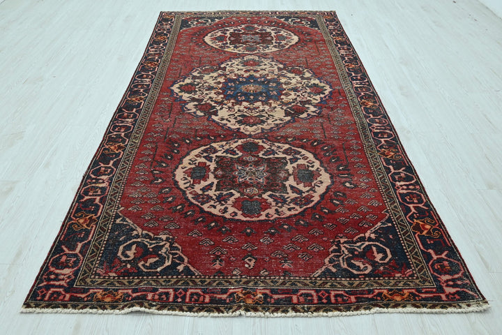 red Large rug 4' 11" x 9' 8"