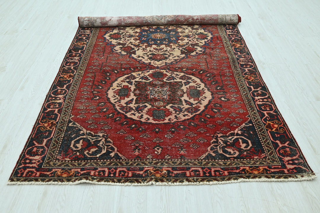 red Large rug 4' 11" x 9' 8"