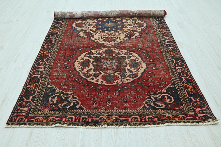 red Large rug 4' 11" x 9' 8"