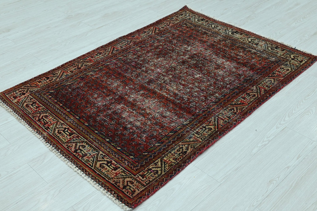 red Accent rug 3' 3" x 4' 9"