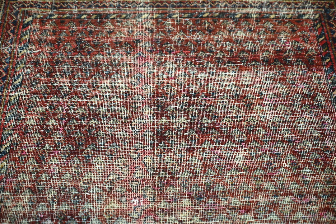 red Accent rug 3' 3" x 4' 9"
