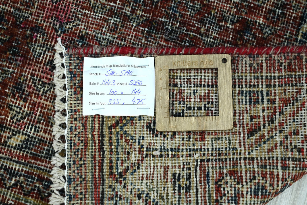 red Accent rug 3' 3" x 4' 9"