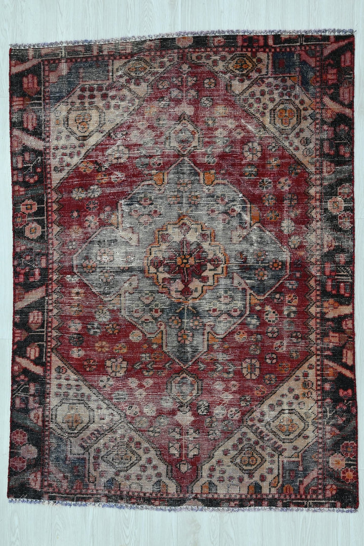 red Accent rug 4' 0" x 5' 9"