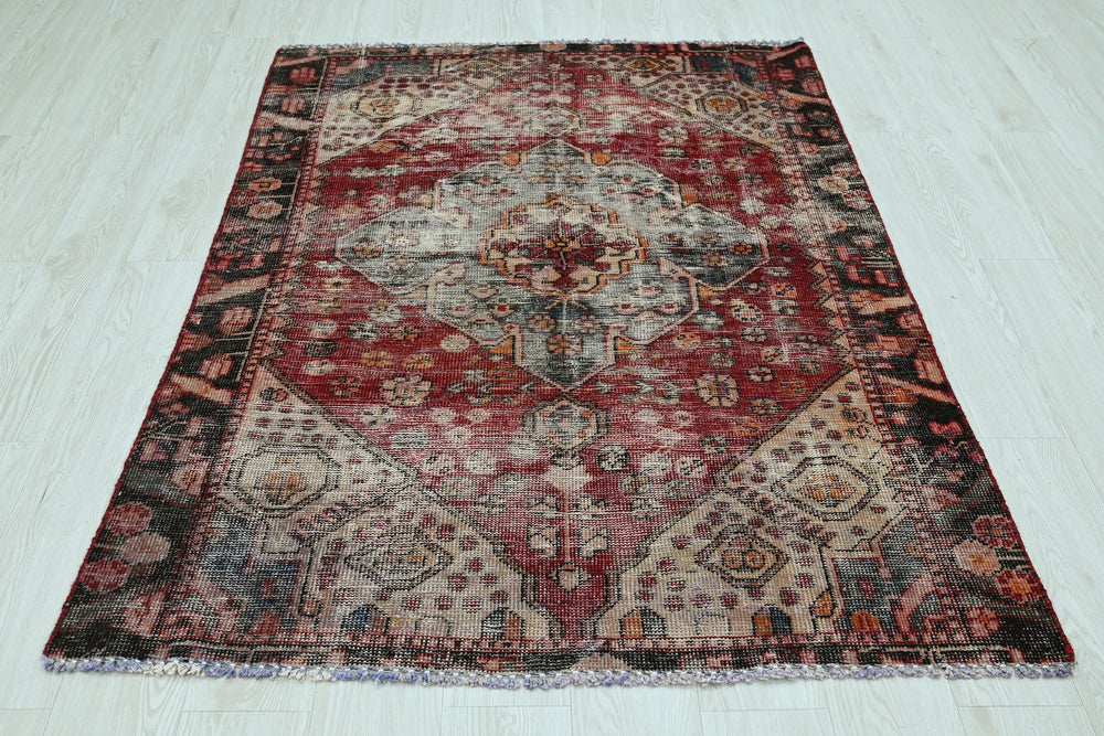 red Accent rug 4' 0" x 5' 9"