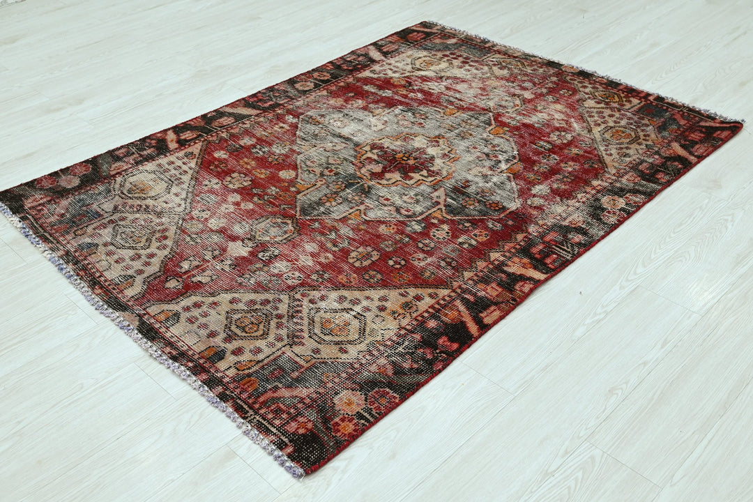 red Accent rug 4' 0" x 5' 9"