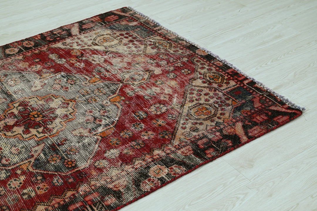 red Accent rug 4' 0" x 5' 9"
