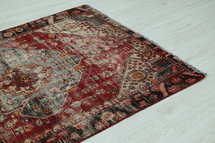 red Accent rug 4' 0" x 5' 9"