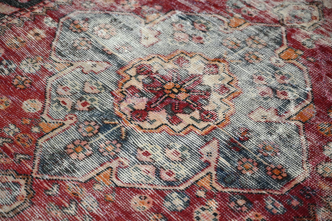 red Accent rug 4' 0" x 5' 9"