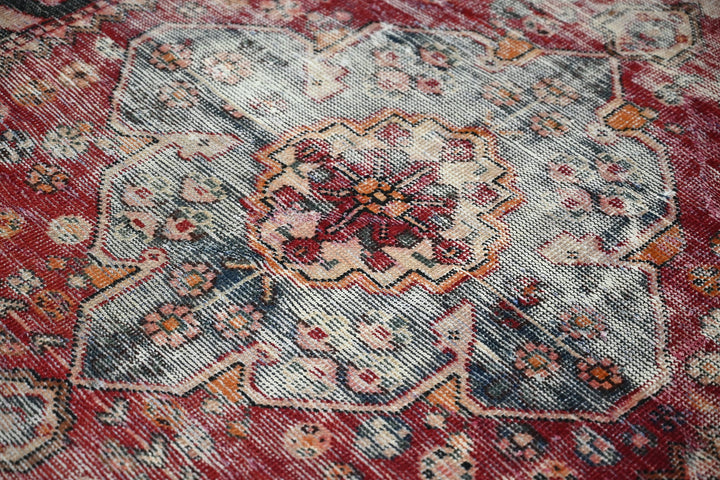 red Accent rug 4' 0" x 5' 9"