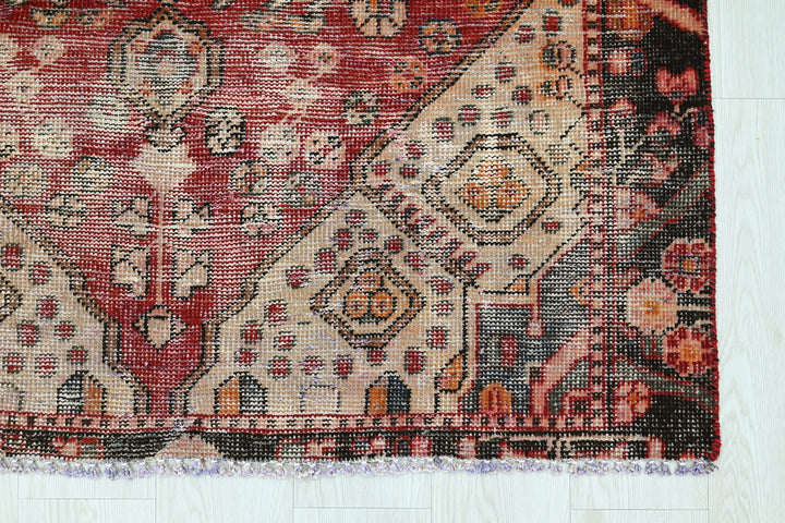 red Accent rug 4' 0" x 5' 9"