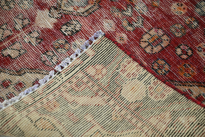 red Accent rug 4' 0" x 5' 9"