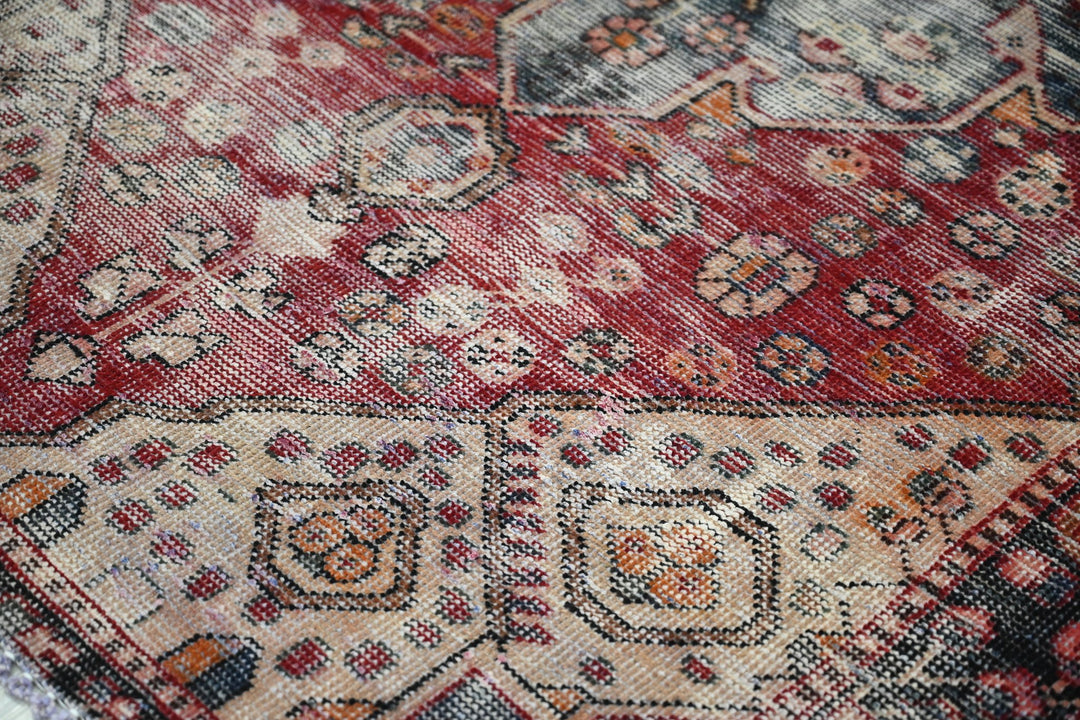 red Accent rug 4' 0" x 5' 9"