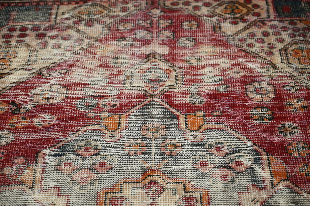 red Accent rug 4' 0" x 5' 9"