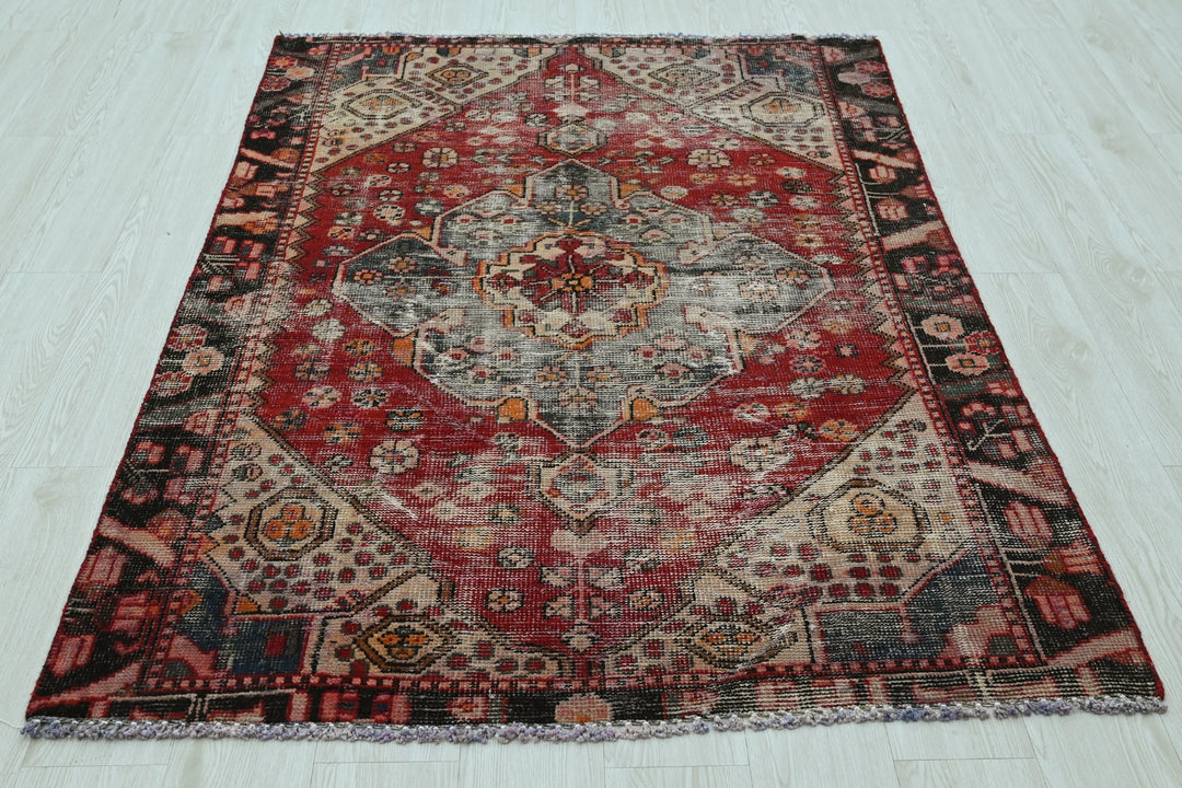 red Accent rug 4' 0" x 5' 9"