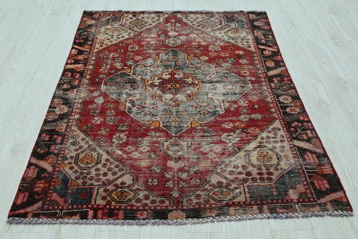 red Accent rug 4' 0" x 5' 9"