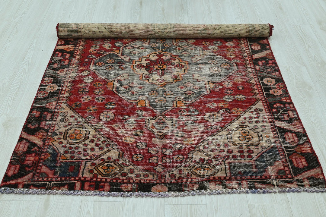 red Accent rug 4' 0" x 5' 9"
