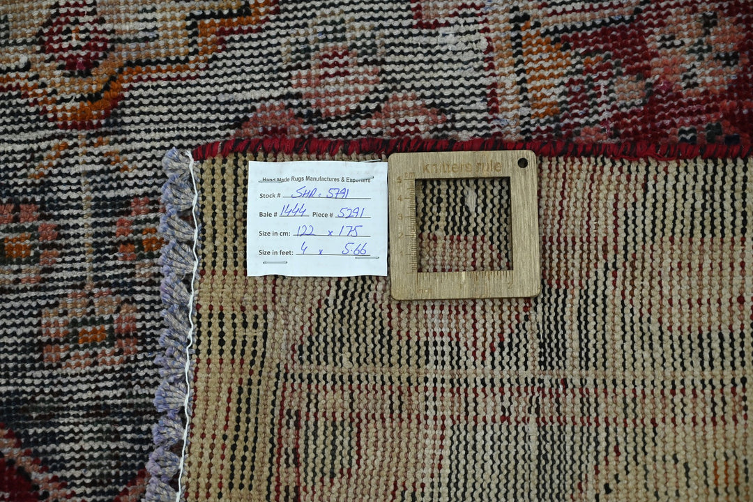 red Accent rug 4' 0" x 5' 9"