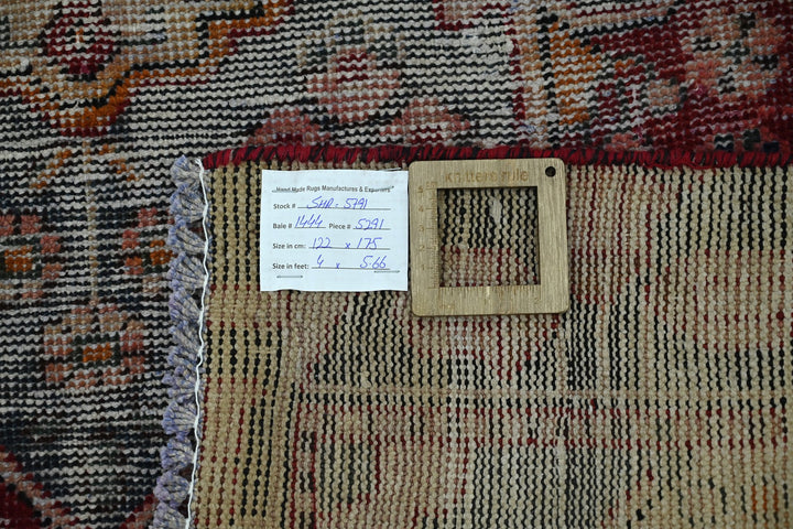 red Accent rug 4' 0" x 5' 9"