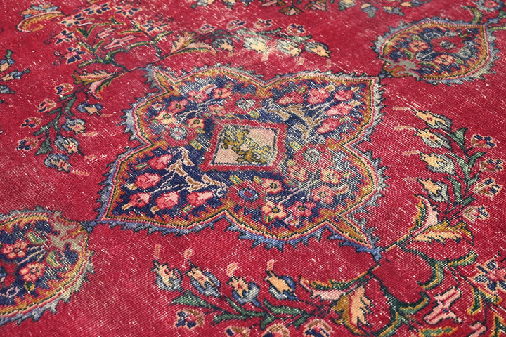 red Oversized rug 8' 10" x 9' 4"
