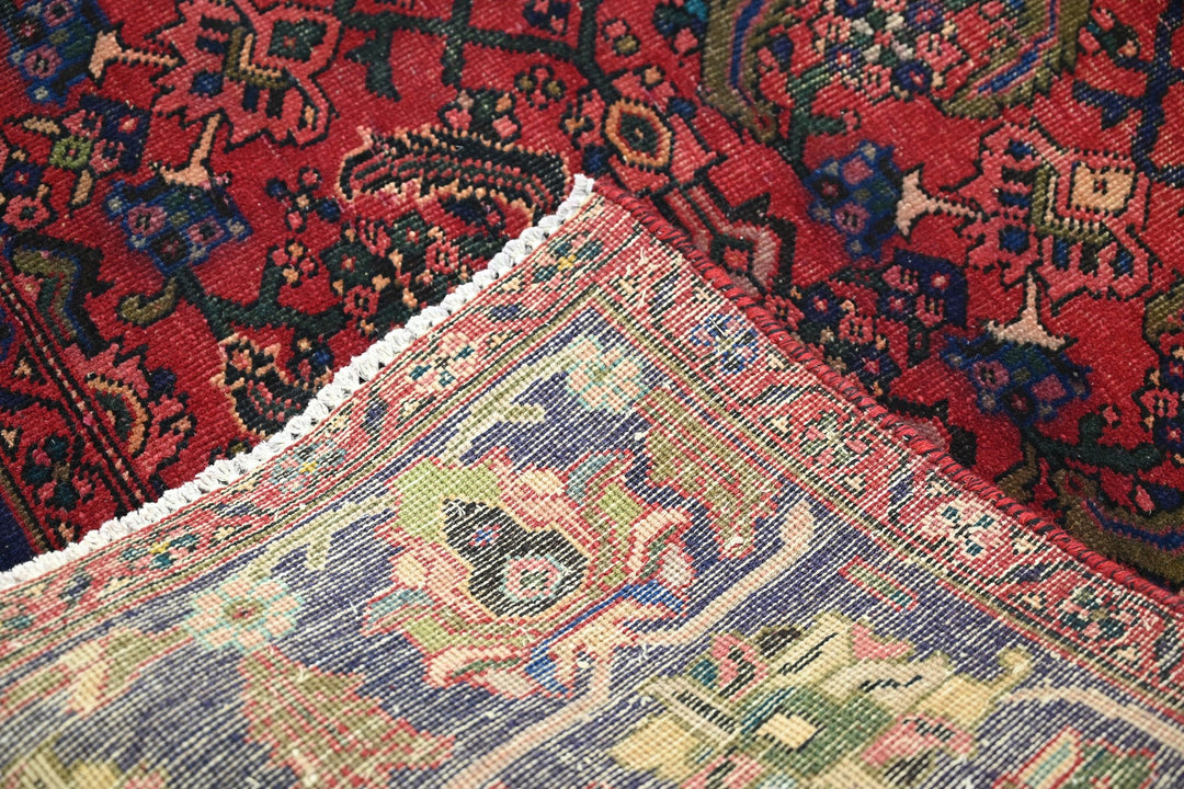 red Large rug 7' 5" x 9' 11"