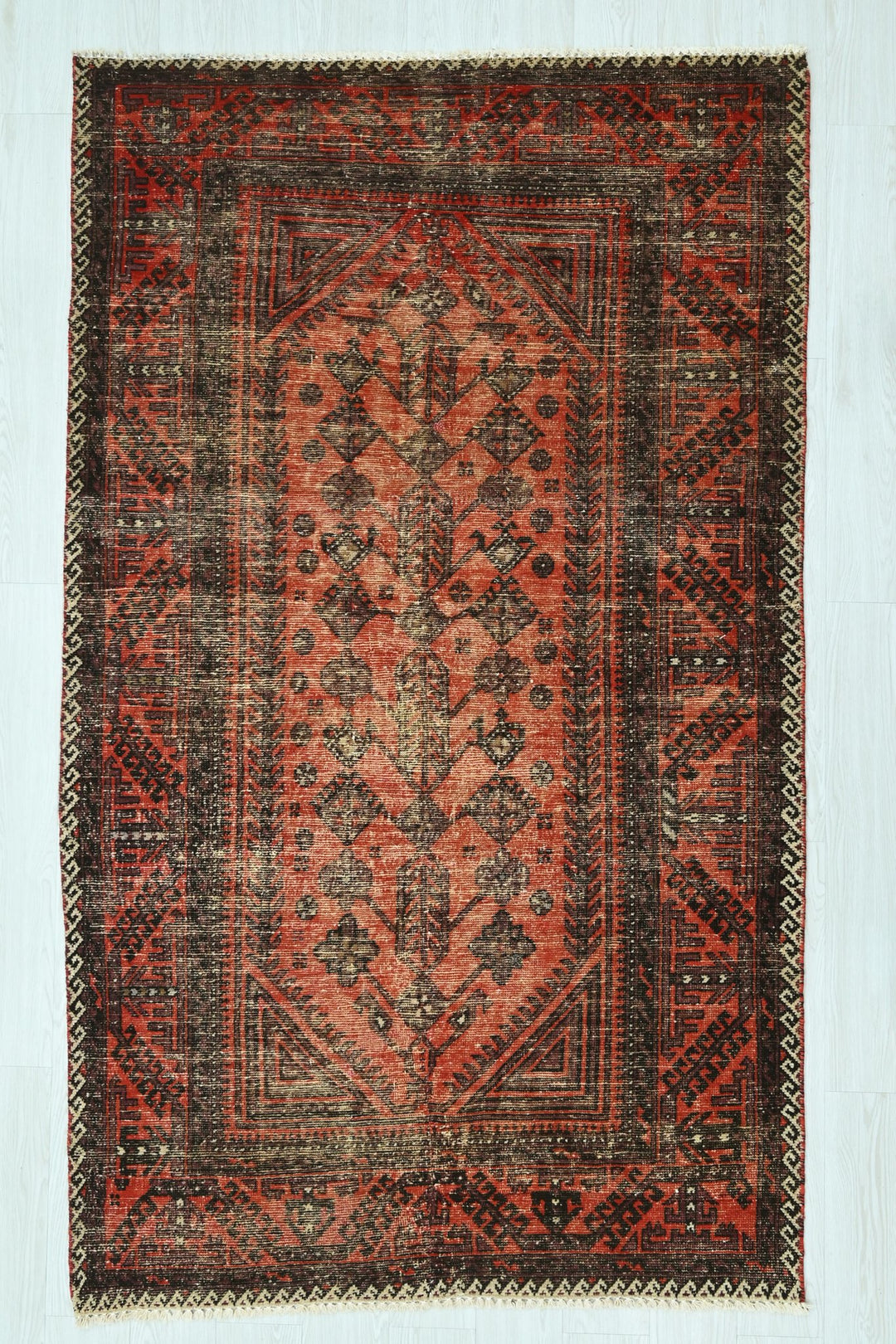 red Medium rug 4' 3" x 7' 9"