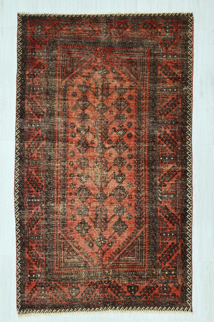 red Medium rug 4' 3" x 7' 9"