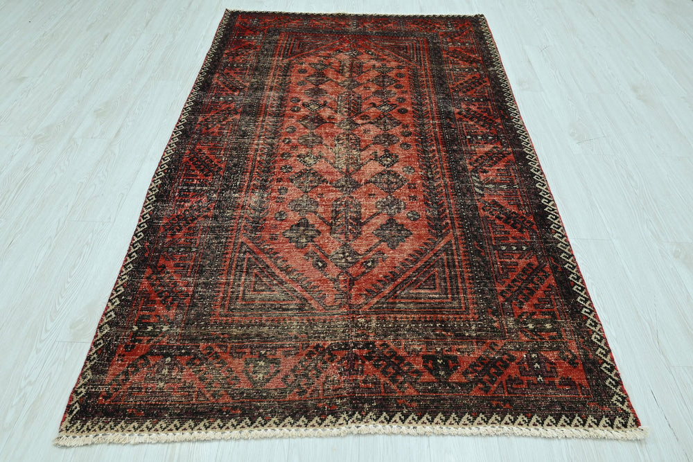 red Medium rug 4' 3" x 7' 9"