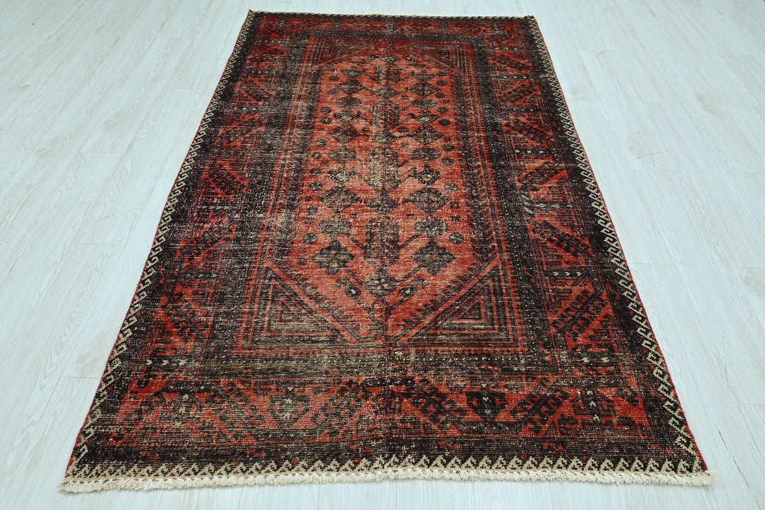 red Medium rug 4' 3" x 7' 9"