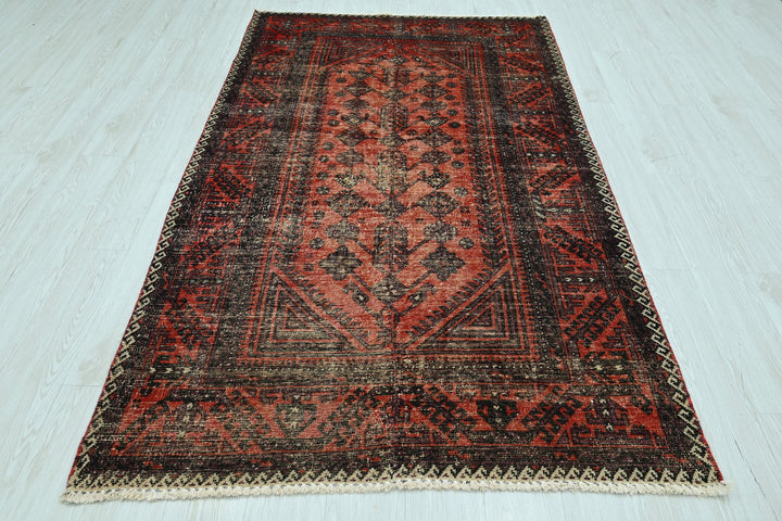 red Medium rug 4' 3" x 7' 9"