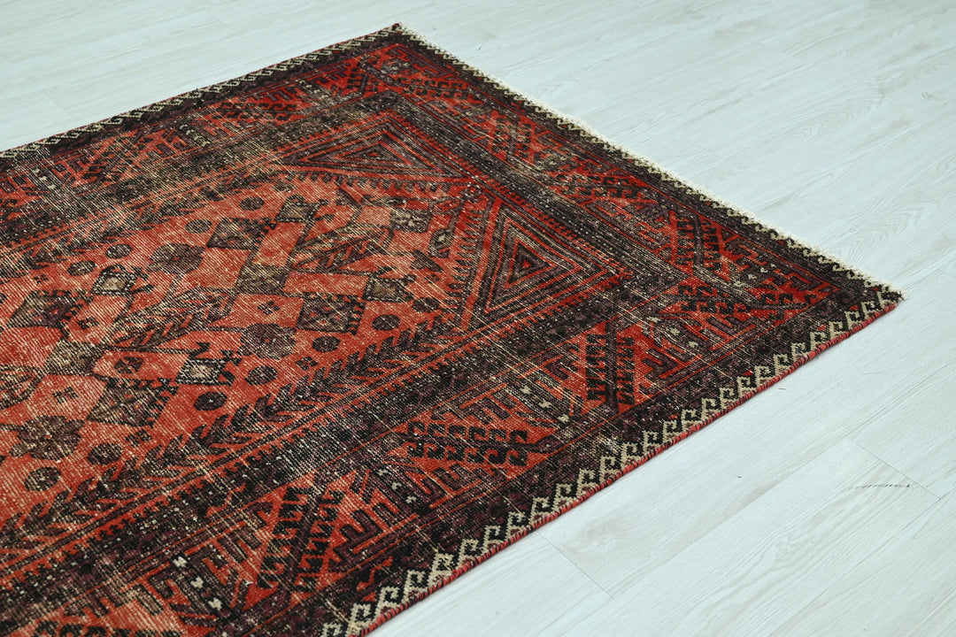 red Medium rug 4' 3" x 7' 9"