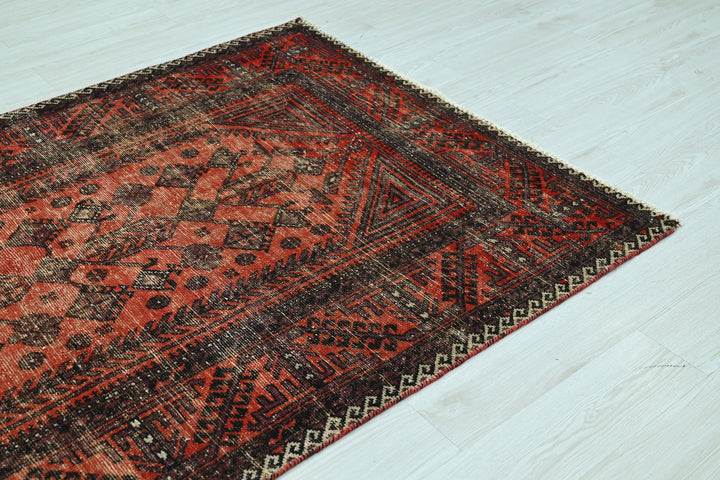 red Medium rug 4' 3" x 7' 9"