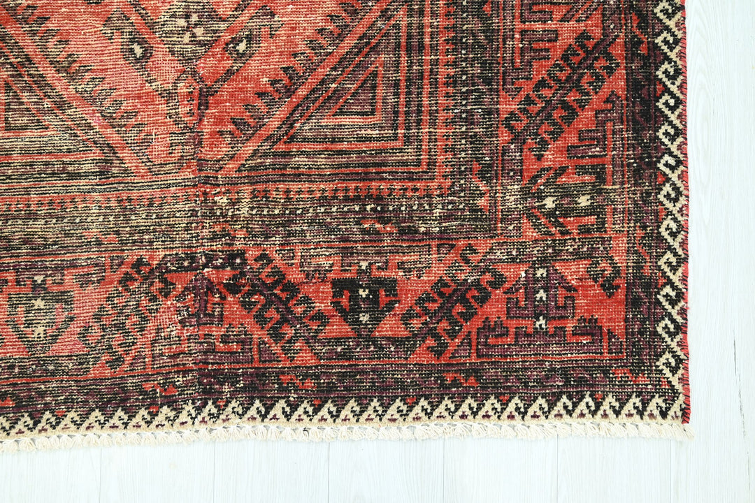 red Medium rug 4' 3" x 7' 9"