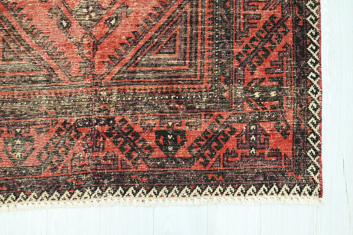 red Medium rug 4' 3" x 7' 9"