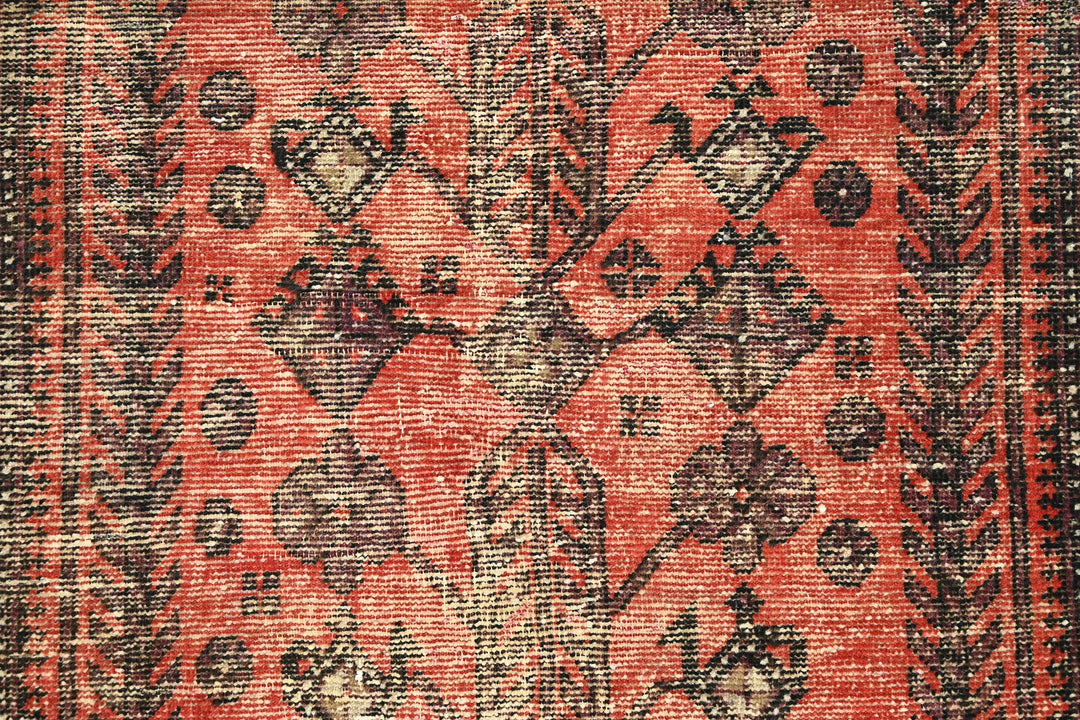 red Medium rug 4' 3" x 7' 9"