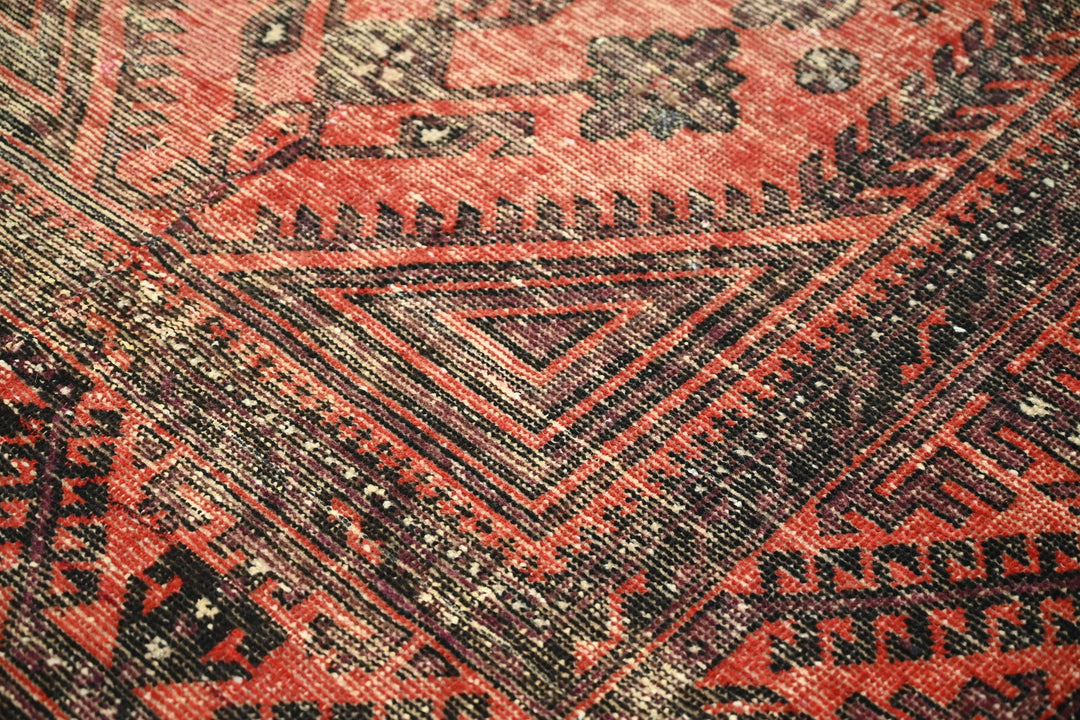 red Medium rug 4' 3" x 7' 9"